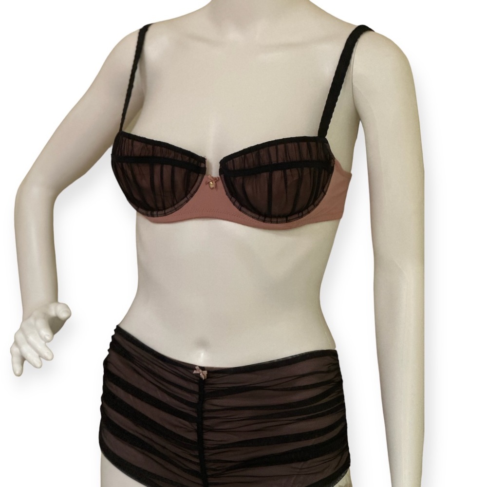 Vintag Moschino Rose & Black Lace Unwire Bra Set with Gilded Gold "Heart" Accent - Picture 1 of 10